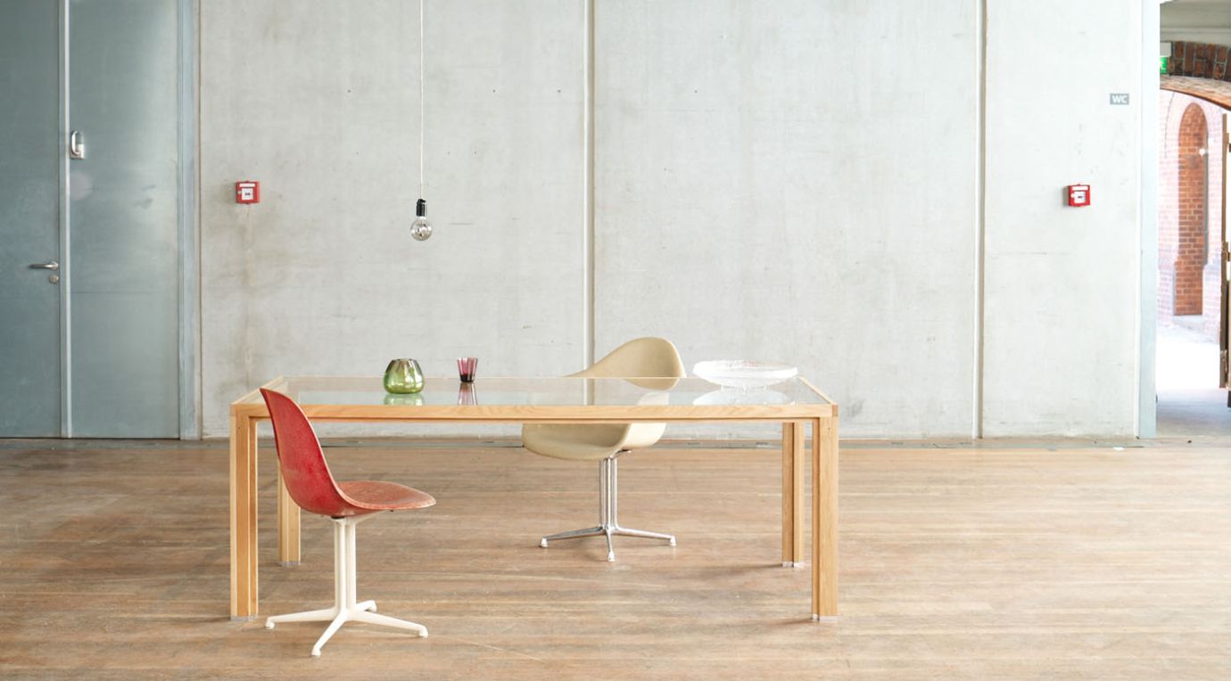 2. Mood: Groer Tisch mit Glasplatte, Eichenholz aus dem Templiner Forst, gefertigt in Berlin-Pankow.